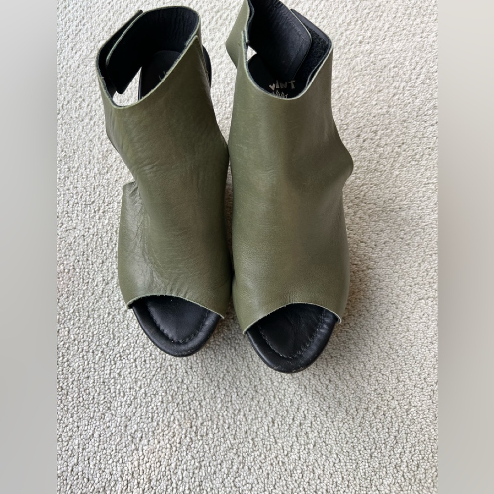 Vintage Green Soft Leather open toe Platform sandals with wood